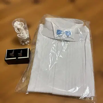 화이트 포멀 셔츠와 커프스 단추, 치프 세트