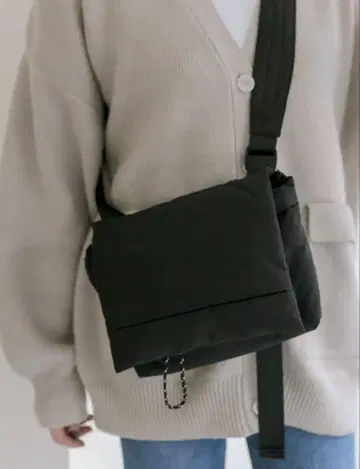 이에파피요네 블랙 숄더백