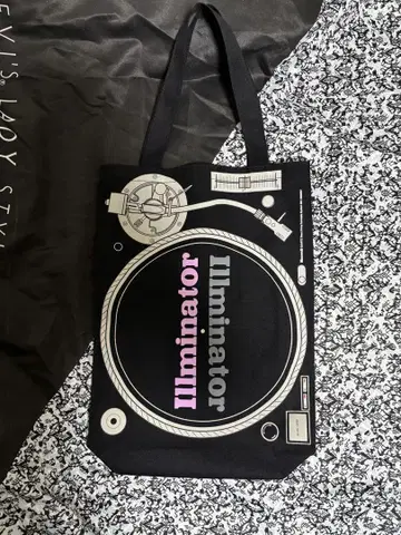 Illuminator 토트백 블랙