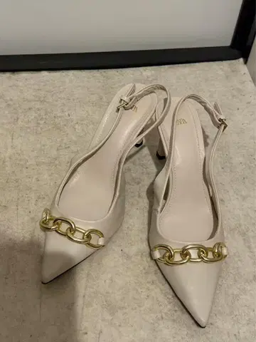 Zara 베이지 스틸레토 하이힐 골드 체인