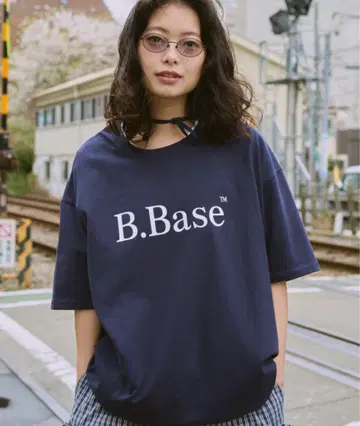B.Base 티셔츠