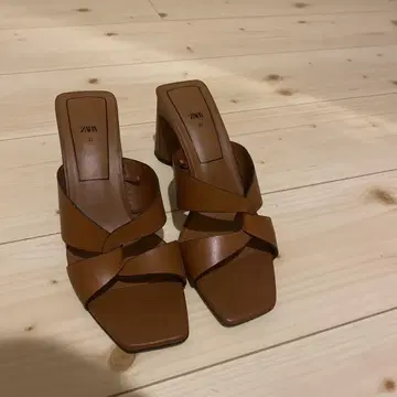 ZARA 브라운 크로스 스트랩 샌들 37