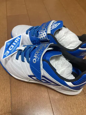 새상품! 18cm umbro 와이드 타입 축구화 화이트/블루