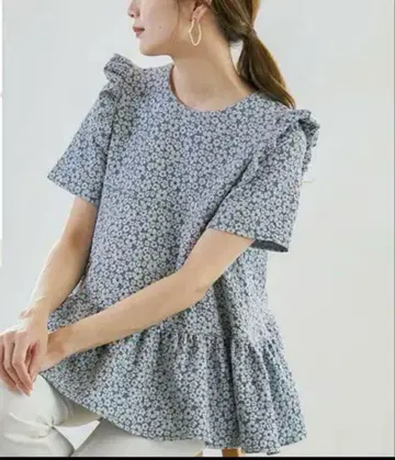 fitmore 프릴 꽃무늬 반팔 상의