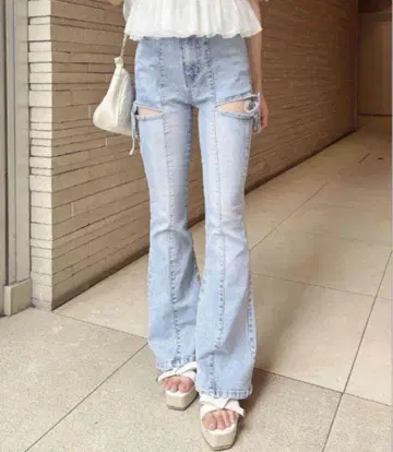 INGNI 사이드 리본 컷 아웃 플레어 데님 팬츠 라이트 블루