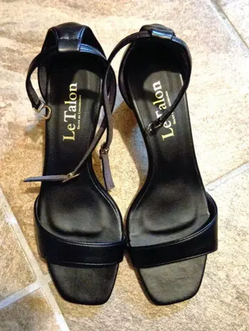 Le Talon 블랙 스트랩 샌들 23cm