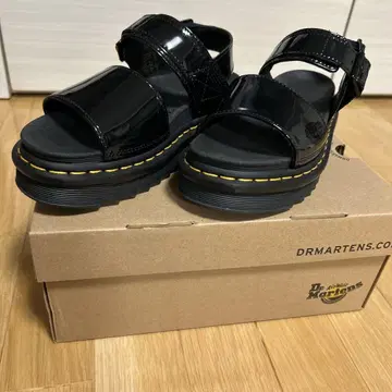 Dr. Martens 블랙 에나멜 샌들