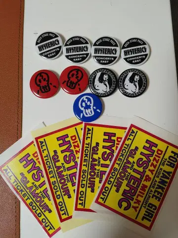 HYSTERIC GLAMOUR 캔뱃지 세트와 스티커 4장