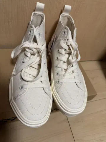 VANS 화이트 하이컷 스니커즈