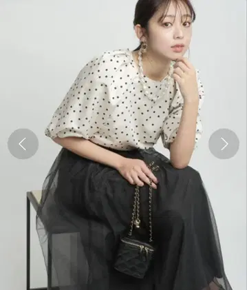 저스길리티 볼륨 슬리브 도트 블라우스