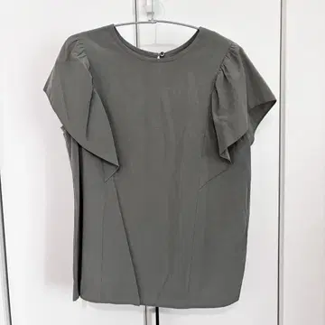Spick and Span 플러터 슬리브 블라우스