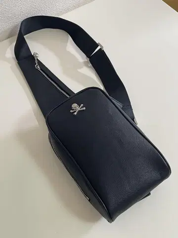 스컬 모티브 블랙 바디백