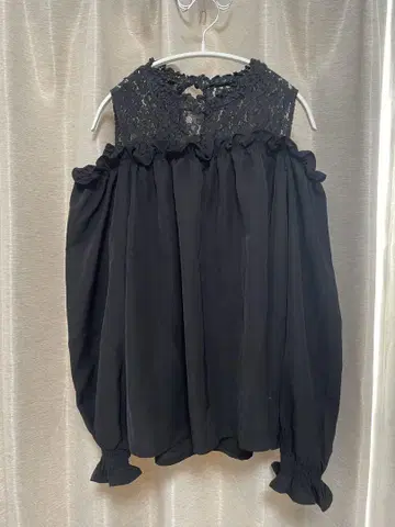 레이스 장식 오프숄더 블라우스 블랙