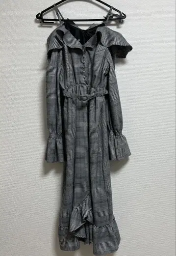 체크 무늬 오프숄더 긴팔 원피스