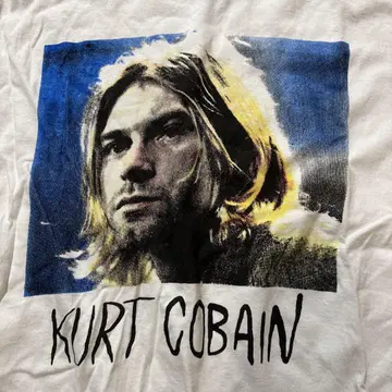 Kurt Cobain의 얼굴이 인쇄된 화이트 티셔츠.