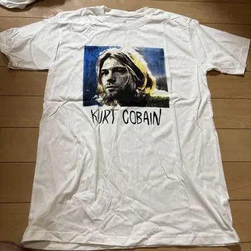 Kurt Cobain의 얼굴이 인쇄된 화이트 T셔츠.
