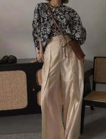 AMERI 아메리 SOUFFLE ROUND BLOUSE