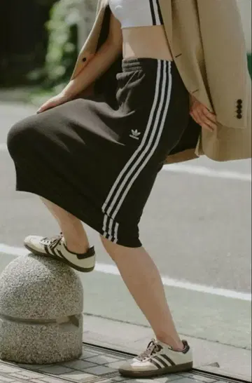 adidas 블랙 스트라이프 타이트 스커트