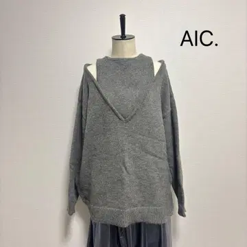 AIC. 그레이 오프숄더 니트 스웨터