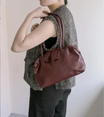 이에파피요네 롱 핸들 보스턴 백 보르도