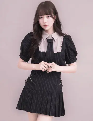 pium 넥타이 스퀘어 프릴 상의 사이드 벨트 플리츠 미니 스커트