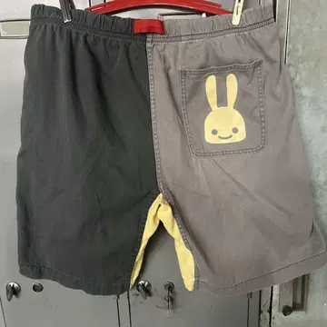 CUNE 하의 좌우 비대칭 숏팬츠