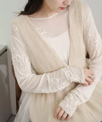 [ 시착만 한 상품 ] kastane 플라워 코드 자수 시어 TOPS
