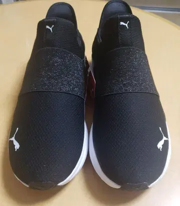 PUMA SOFTRIDE 블랙 스니커즈