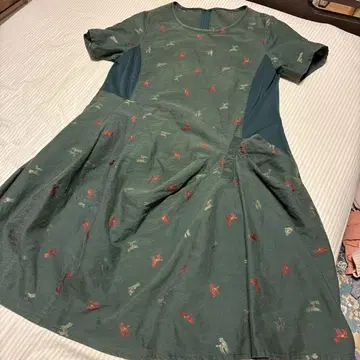센소유니코 그린 컬러 자수 반팔 플레어 원피스