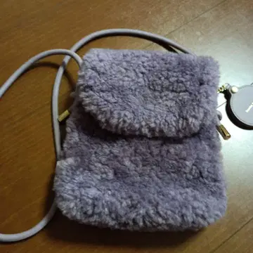 퍼플 퍼 숄더백