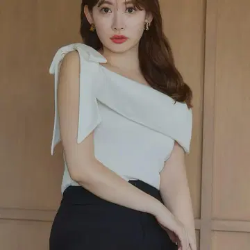 Herlipto Asymmetric Ribbon Top