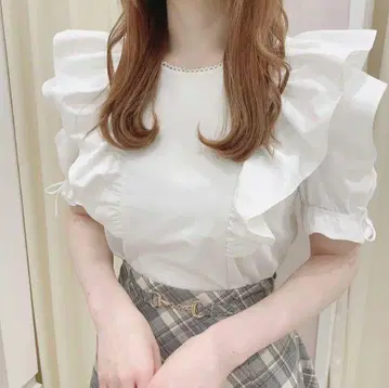 새상품급 evelyn 컷 숄더 프릴 디자인 블라우스