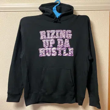 RIZING UP DA HUSTLE 후드티 블랙