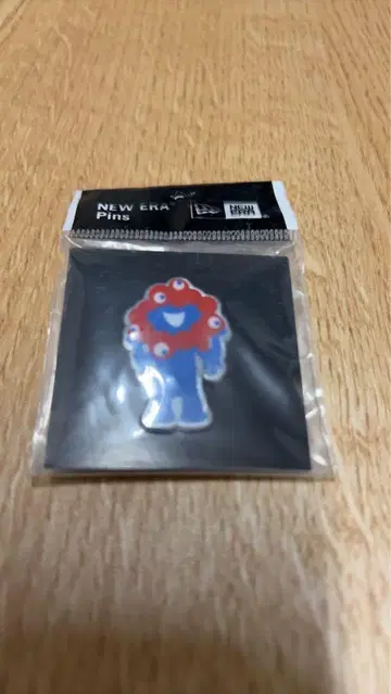 NEW ERA 먄먀크 핀 배지
