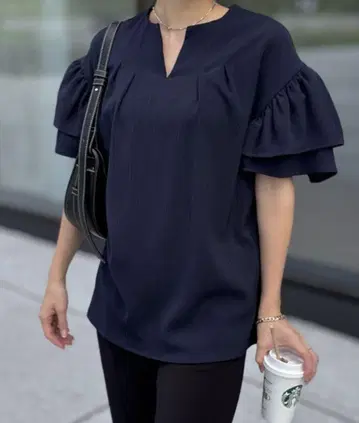 Emma Taylor 엠보싱 새틴 페달 슬리브 블라우스