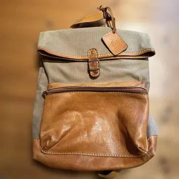 베이지색과 브라운색 백팩