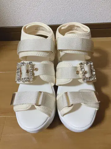 [미사용 새상품급] 비쥬 장식 통굽 샌들 L 사이즈