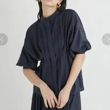 완판템 Mila Owen 턱 디자인 볼륨 슬리브 블라우스 네이비
