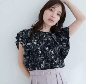 [ mizu ] 셔링 헴 프릴 소매 블라우스 블랙 내추럴 꾸뛰르