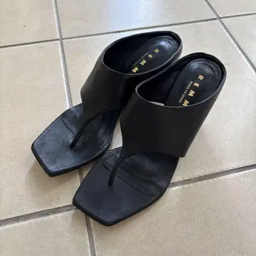 블랙 가죽 웨지힐 플립플랍