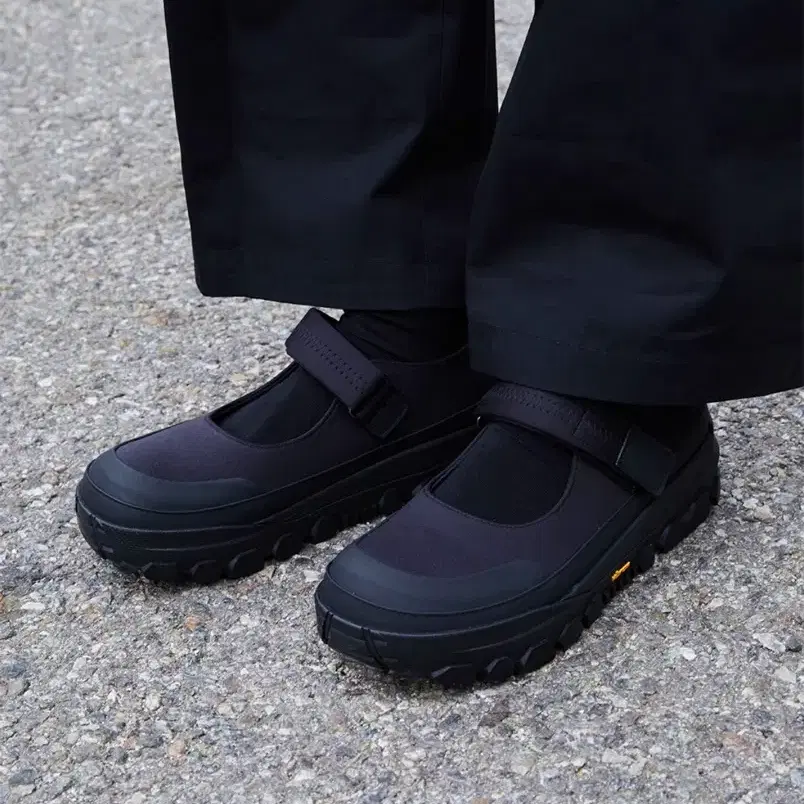 AMOMENTO | 아모멘토 Amomento Vibram Mary Jane Black 245-255 Size 6