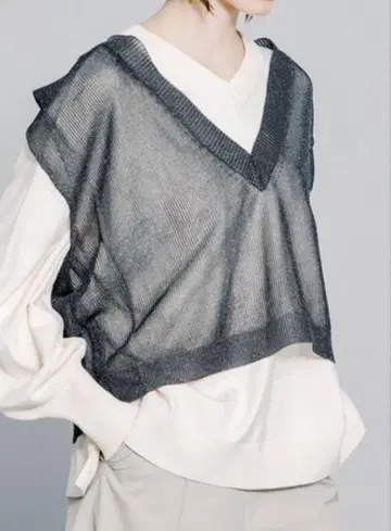 LAATO 미사용에 가까운 ~ 비침이 있는 V넥 니트 베스트