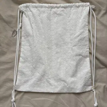 화이트 자수 냅색