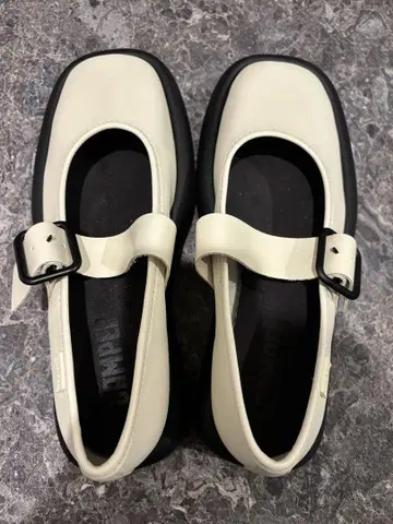 CAMPER 화이트 플랫슈즈 K201679-002