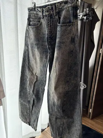 VINTAGE WASHED CURVED DENIM