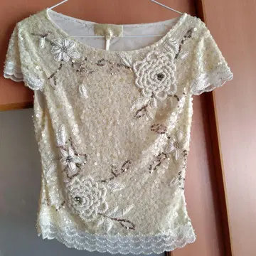 아이보리 비즈 자수 반팔 상의