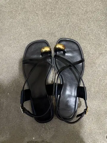 ZARA 메탈 비쥬 플랫 샌들 35