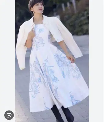극미품 셀포드 스칼라넥 원피스 꽃무늬 플레어 슬리브리스