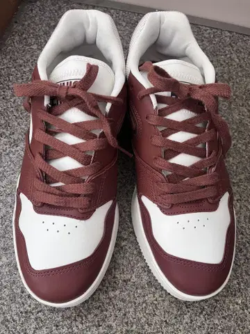 LACOSTE 1933 버건디 스니커즈 라코스테