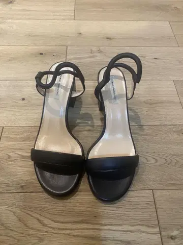 블랙 스트랩 샌들 미디 힐